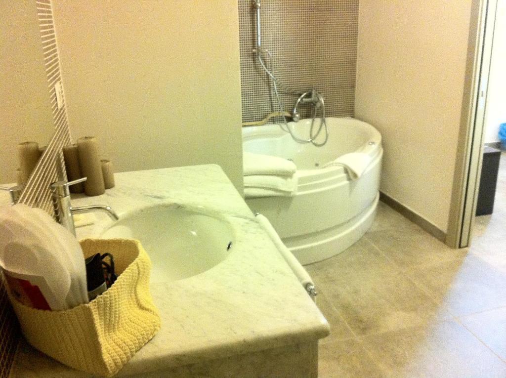 Bcomfort Hotel Cagliari Phòng bức ảnh