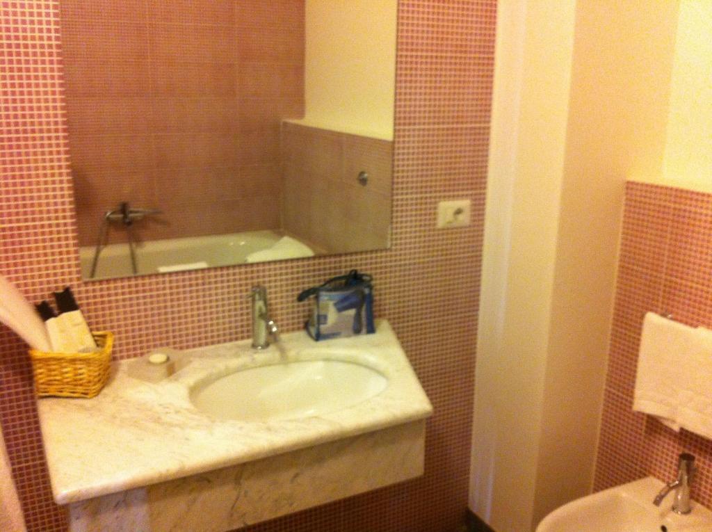 Bcomfort Hotel Cagliari Phòng bức ảnh